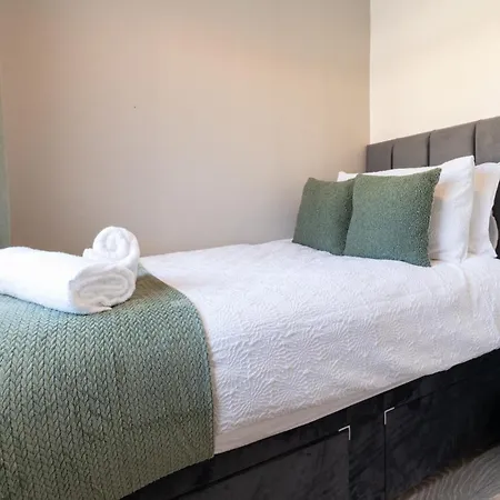 Headingley Next To Stadiums With Off Street Parking And Excellent Transport Links *